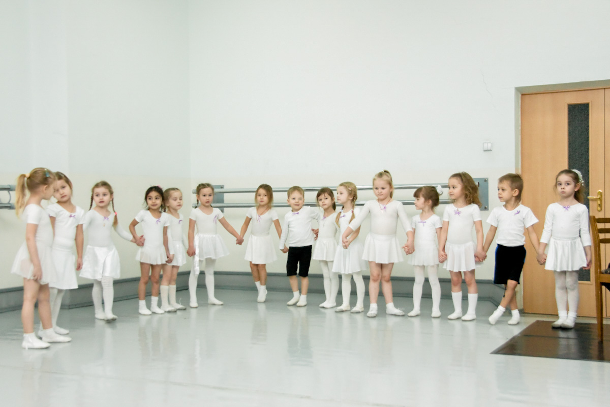 Синтез классического и детского танца для учеников 4–7 лет — поклон, разминка, развитие координации и музыкальности